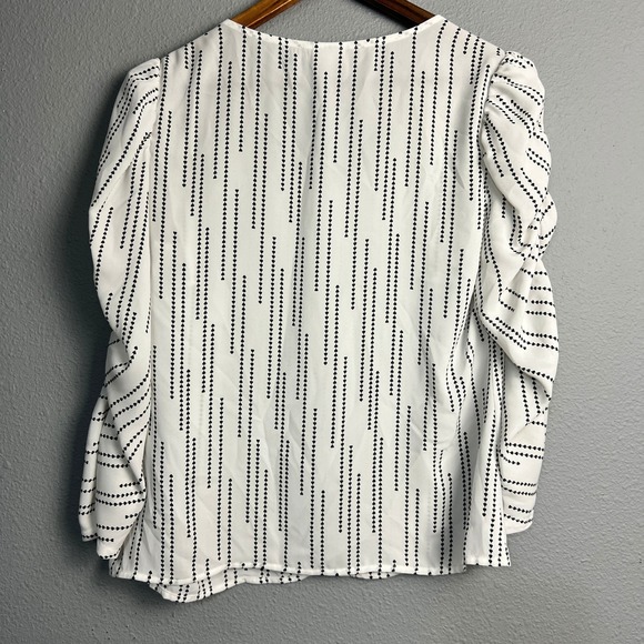 Cabi Devoted Blouse V-Neck Ruched Sleeve Abstract White Black Print Top Size S - Picture 4 of 10